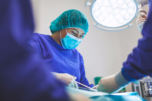 Foto do dentista realizando procedimento